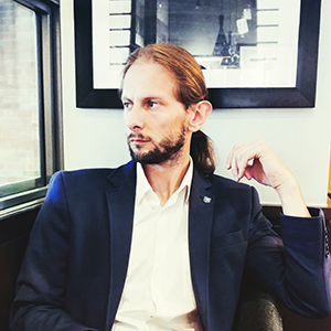 Zdjęcia przedstawia dyrektora Biblioteki Publicznej w Skoczowie Marcina Wieczorka Zdjęcia przedstawia dyrektora Biblioteki Publicznej w Skoczowie Marcina Wieczorka