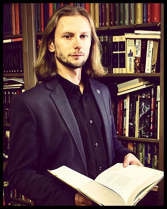 Zdjęcie przedstawia dyrektora Biblioteki Publicznej w Skoczowie Marcina Wieczorka. Zdjęcie przedstawia dyrektora Biblioteki Publicznej w Skoczowie Marcina Wieczorka.